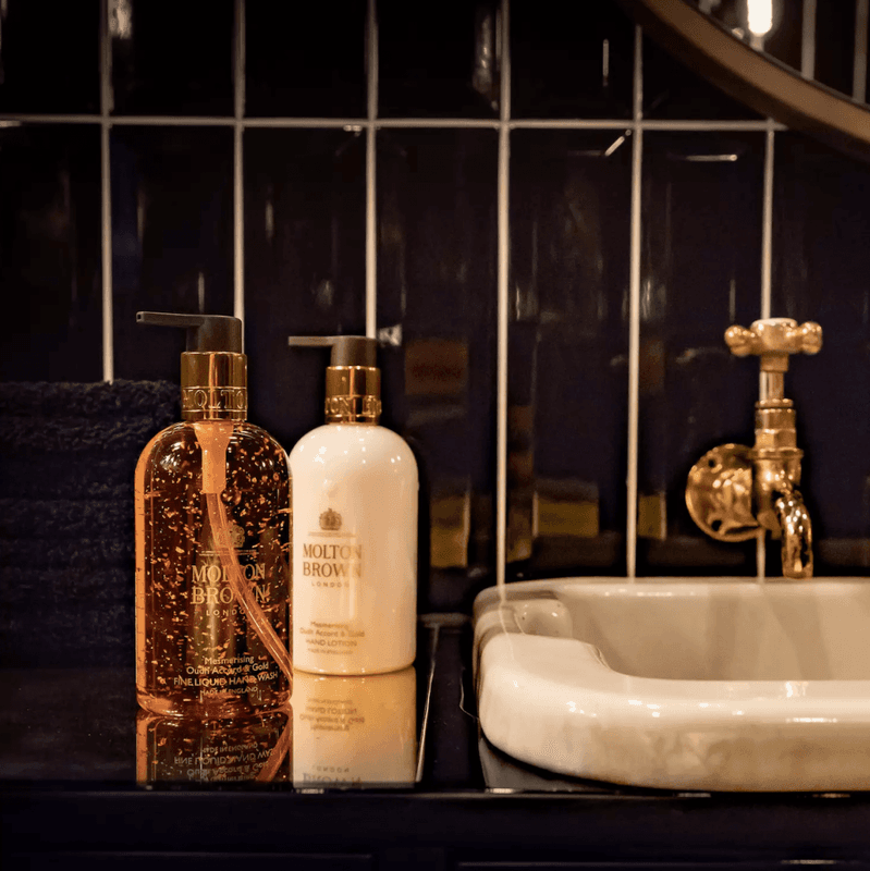 Molton Brown Mesmerising Oudh Accord & Gold Fine Liquid Hand Was